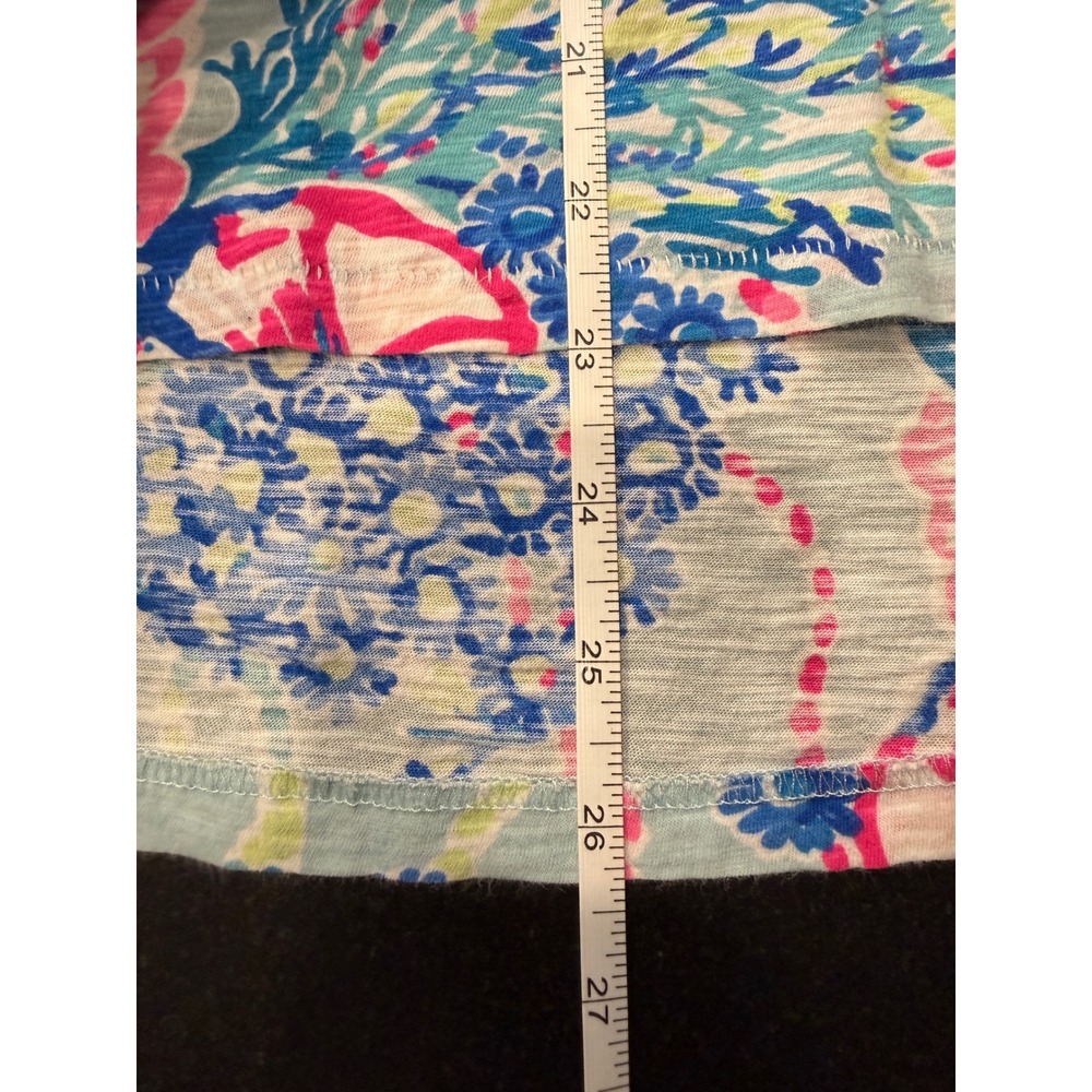 Lilly Pulitzer Etta V-Neck Top Medium Blue Pink Floral Slub Tee Tropical Preppy - Picture 6 of 6